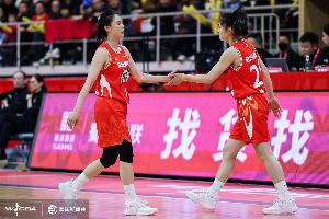 凤凰体育APP-谁敢信四川女篮常规赛31胜1负断档第1 季后赛前2轮横扫仍失冠