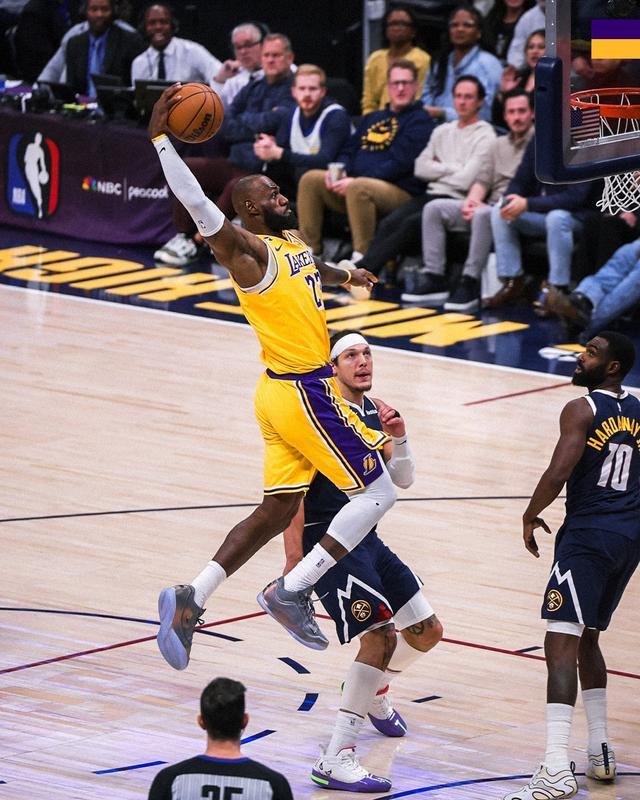 凤凰体育平台-准三双+末节单臂战斧暴扣，詹姆斯15中8得19分9板8助，正负值+13